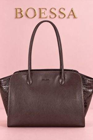 Deze grote shopper dames van kunstleer heeft een luxe krokodillenprint en goudkleurige details. Lekker ruim, voorzien van ritssluiting, binnenvak en twee lange handvatten. Ideaal voor dagelijks gebruik. Afmeting: 38 × 29 × 14 cm.