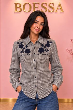 Blauw wit geruite blouse dames met donkerblauw borduursel – Boessa Mode