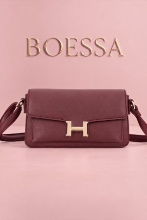 Klein tasje, grote klasse! Deze kleine crossbody tas dames van kunstleer heeft een sierlijke overslag, goudkleurig detail en verstelbare schouderband. Met magneetsluiting en binnenvak. Afmeting: 23 × 14 × 8 cm.