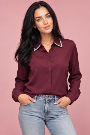 Bordeauxrode damesblouse met elegant strasskraagje en glinsterende steentjes Kopiëren