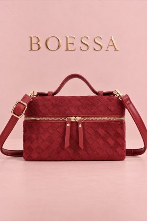 Hoe leuk is deze suèdelook koffertas voor dames? Het compacte koffermodel, het gevlochten patroon en de goudkleurige details geven deze tas meteen een luxe uitstraling. Draag hem stijlvol aan het handvat of lekker makkelijk crossbody met de verstelbare schouderband.