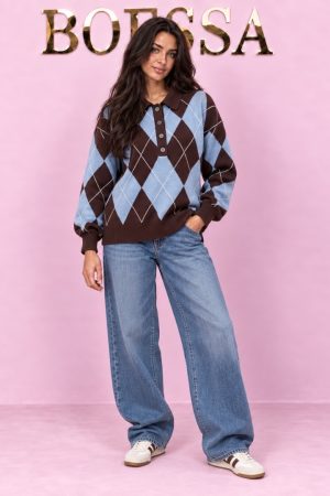 Deze argyle polo trui dames combineert een klassiek ruitpatroon met de kleuren van nu. Uitgevoerd in donkerbruin en lichtblauw met fijne witte lijnen en afgewerkt met een mooi polokraagje. Draag hem casual op een jeans of combineer hem met een bruine broek voor een nettere look. One size.