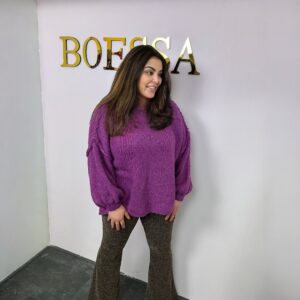 alt="Magenta sweater dames oversized one size" alt="Warme magenta sweater dames – Boesamode" alt="Oversized damestrui in magenta kleur"