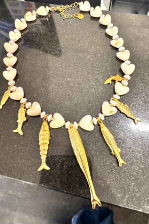 Witte hartjesketting met vis hangertjes – trendy kralenketting dames