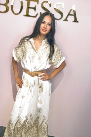 Witte boho maxi jurk met beige print Luxe Ibiza jurk dames met ceintuur Oversized witte zomerjurk dames Witte maxi jurk met bohemian print Trendy witte boho jurk one size