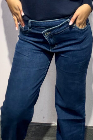 dark-blue-jeans-met-schuine-knoop