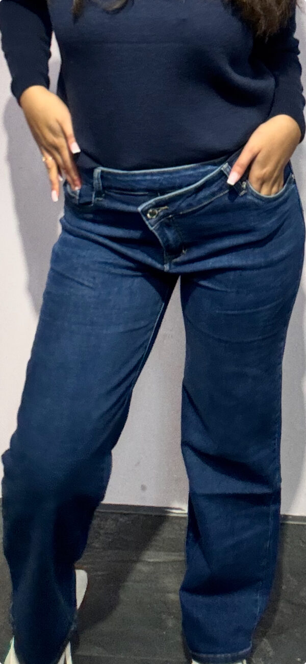 dark-blue-jeans-met-schuine-knoop