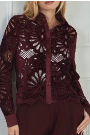 Bordeauxrode kanten blouse met zijdenkraag en manchetten – elegant en stijlvol