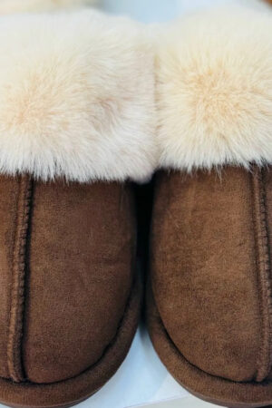 Ontdek onze donkerbruine suède pantoffels met warme wollen voering. Stijlvol, comfortabel en ideaal voor de winter. Shop nu jouw perfecte huisschoenen!