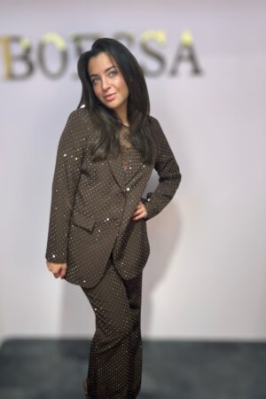 Donkerbruin damespak met glinsterende steentjes, bestaande uit blazer en broek, feestelijk, one size tot maat 42.