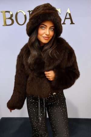 faux fur hoed in donkerbruin. Heerlijk zacht imitatiebont, gevoerd en voorzien va