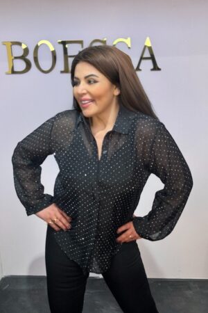 Lichte chiffon damesblouse met diamantjes in zwart, wit of crème. Recht model, transparant en elegant. One size tot maat 42. Stijlvol & vrouwelijk.zwart