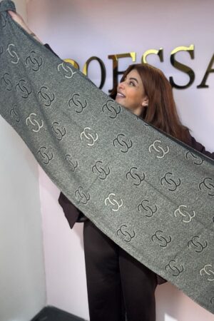 Lange dames sjaal in beige en grijs met luxe CC-teken. Zacht, elegant en warm. Perfect voor herfst en winter. Designerlook voor elke dag.