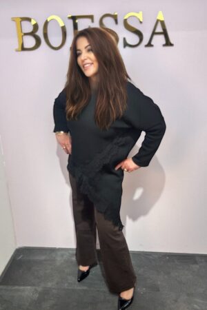 Zwarte sweater met kanten details bij de halslijn en mouwen, one size pasvorm, geschikt tot maat 42.