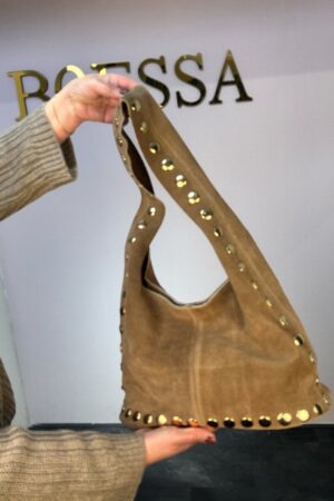 Detail gouden studs op suède leren tas – Boesamode