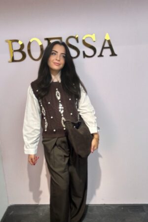 Tweedelig set witte blouse met donkerbruine spencer met parels – Boesamode