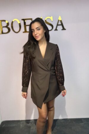 Bruine blazer-jurk met glinsterende paillettenmouwen en elegante pasvorm.