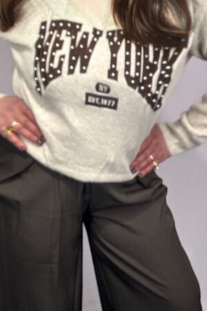 Model draagt de “New York” & LA Sweatshirt met studs, one size pasvorm, casual stijl.