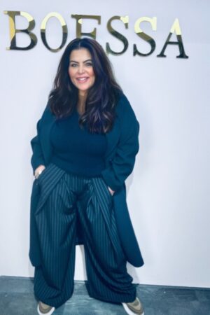 Chique barrel broek in navy met strepen voor dames, uitgevoerd in een trendy wide leg model met plooien en steekzakken. Perfect voor een elegante en modieuze uitstraling.