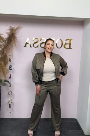 Jacquard set bestaande uit een broek met naad en een bomber jas met ritssluiting en borstzakken