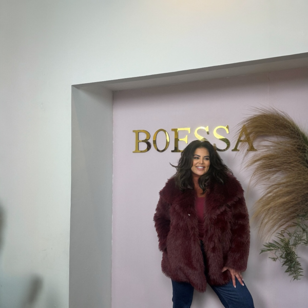 Bordeaux rode faux fur jas