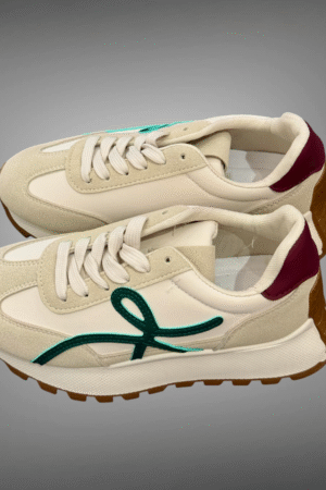 Beige sneakers dames – met groen detail en bordeaux hiel 2️⃣ Trend sneakers dames – beige met bruine zool en groene streep 3️⃣ Beige sneakers dames – Boesamode maat 36 t/m 41