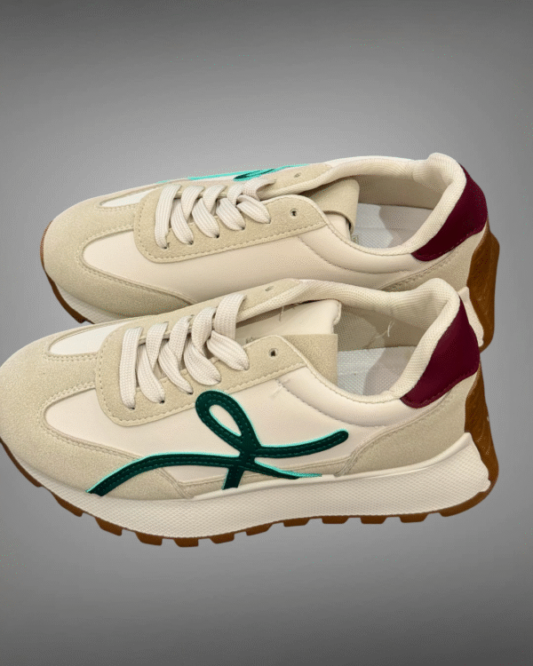 Beige sneakers dames – met groen detail en bordeaux hiel 2️⃣ Trend sneakers dames – beige met bruine zool en groene streep 3️⃣ Beige sneakers dames – Boesamode maat 36 t/m 41