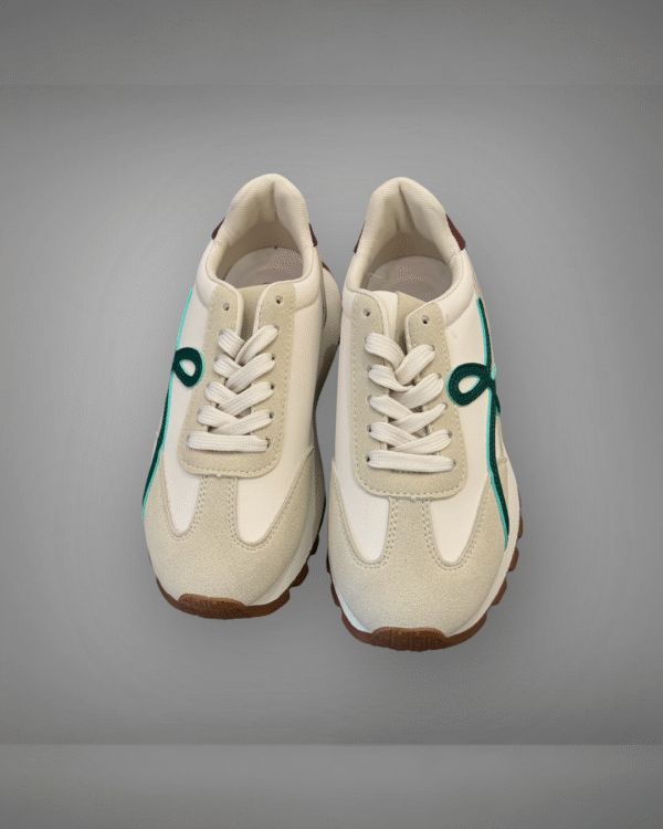 Beige sneakers dames – met groen detail en bordeaux hiel 2️⃣ Trend sneakers dames – beige met bruine zool en groene streep 3️⃣ Beige sneakers dames – Boesamode maat 36 t/m 41