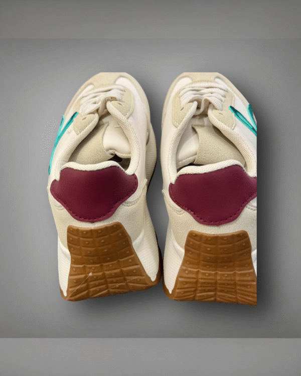 Beige sneakers dames – groen detail & bordeaux hiel | Boesamode - Afbeelding 4