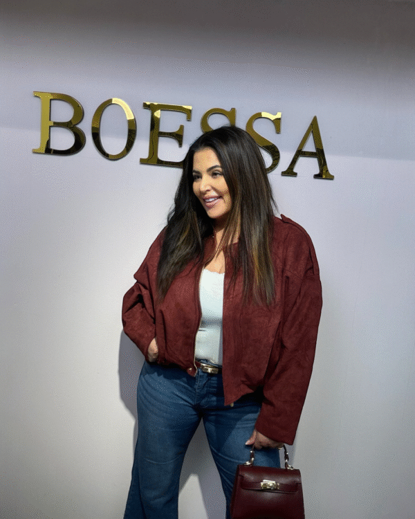 “Oversized suède bomberjack dames – bordeaux en bruin – Boessa Mode”Oversized suède bomberjack dames in bordeaux en bruin met rits en knoopsluiting – Boessa Mode