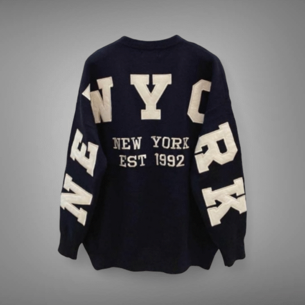 alt="Warme oversized trui voorkant – unisex model zonder opdruk, kleur zwart