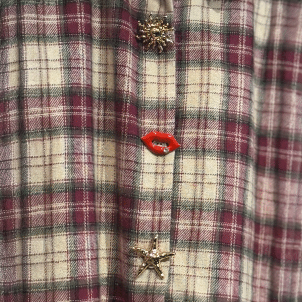 Geruite dames blouse bordeaux met afneembare broches Detailfoto knoopjes met broches blouse bordeaux Outfitidee geruite blouse bordeaux dames