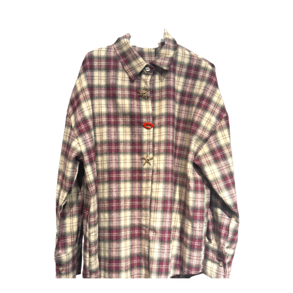 Geruite dames blouse bordeaux met afneembare broches Detailfoto knoopjes met broches blouse bordeaux Outfitidee geruite blouse bordeaux dames