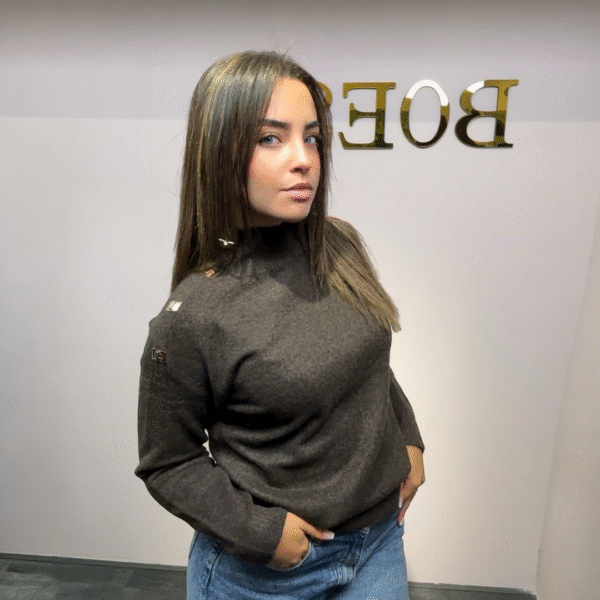 bruine dames trui met gouden details en turtleneck