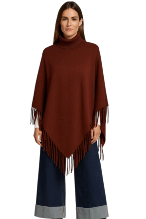 alt="Donkerbruine poncho met kol en franjes – warme damescape" Model draagt one size poncho met franjes aan de onderkant"