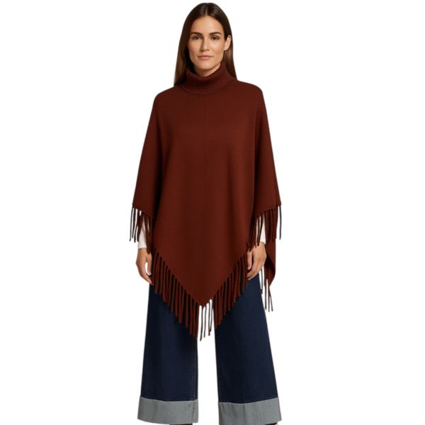 alt="Donkerbruine poncho met kol en franjes – warme damescape" Model draagt one size poncho met franjes aan de onderkant"