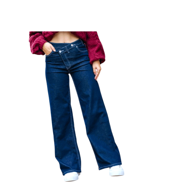 Donkerblauwe high waist jeans met witte lak-schuinderknoopsluiting, vrouwelijke pasvorm en veel stretch.