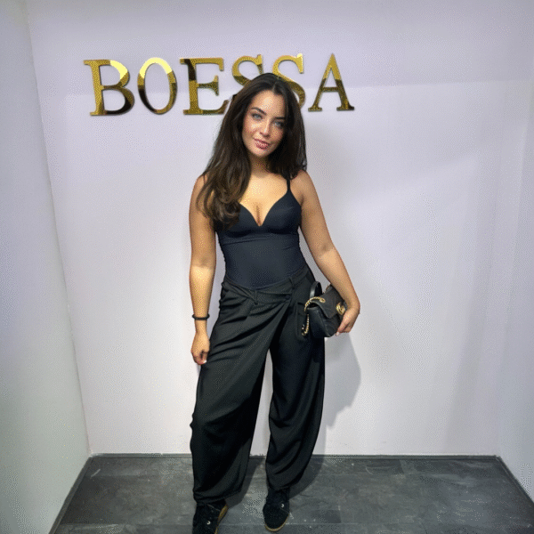 De Schuine Chic Broek – Zwart & Wijde Pijp