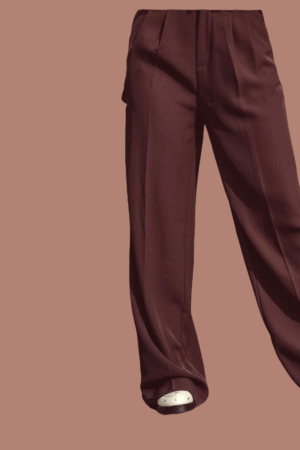 Model draagt een chocoladebruine damespantalon met wijde pijpen, high waist en blinde achterzakken.