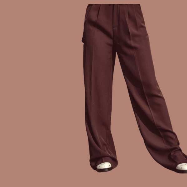 Model draagt een chocoladebruine damespantalon met wijde pijpen, high waist en blinde achterzakken.