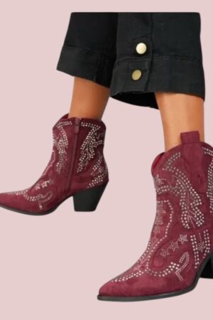 Suède dames enkellaarsje Carbolase in bordeaux met strasstenen en rits