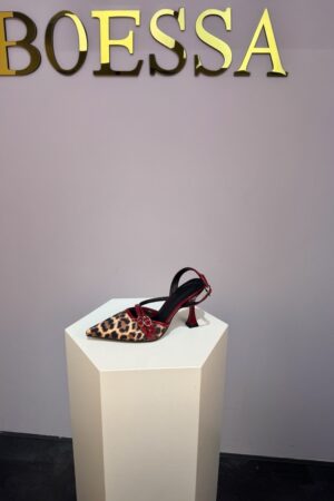 BOESSA slingback pump met leopardprint en bordeaux lakdetails, hak van 9,5 cm en verstelbare enkelriem, damesmodel.