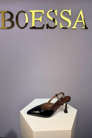 Zwarte lak slingback pumps met hak van 9,5 cm en verstelbare enkelband van BOESSA, model voor dames.