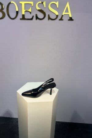 Zwarte lak slingback pumps met hak van 9,5 cm en verstelbare enkelband van BOESSA, model voor dames.