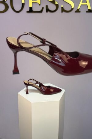 Bordeaux lak slingback pumps met donkerbruine hak en verstelbare enkelriem van BOESSA, damesmodel met hak van 9,5 cm.