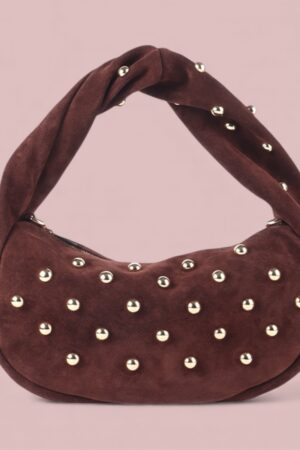 Donkerbruine suede handtas met gouden stuts en schouderhengsel in hobo-stijl