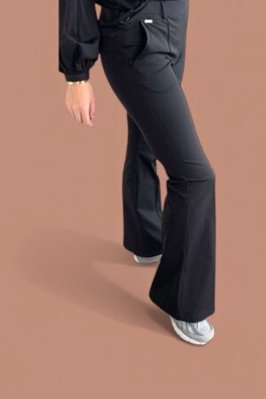 Ambika travelbroek dames in flared wide leg model met middennaad, riemlusjes en steekzakken