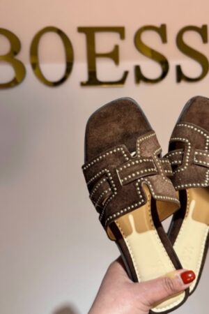 bruine suède slippers dames met studs trendy instappers
