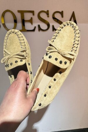 beige suède loafers dames met studs trendy instappers
