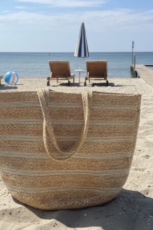 Luxe beige gevlochten jute strandtas met gouden en zilveren lurex draad